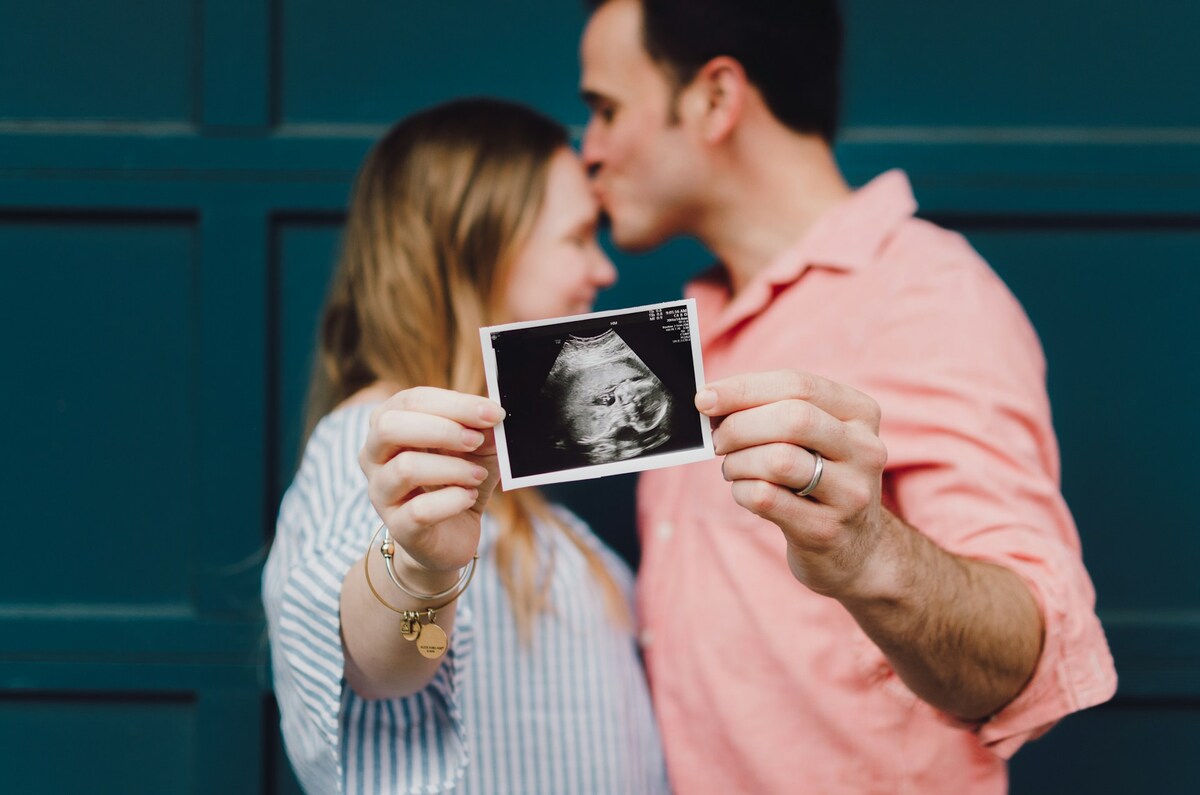 couple posing for pregnancy photo